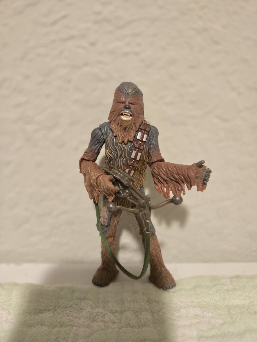 Star Wars 2004 Revenge Of The Sith #5 Chewbacca With Bowcaster Weapon.